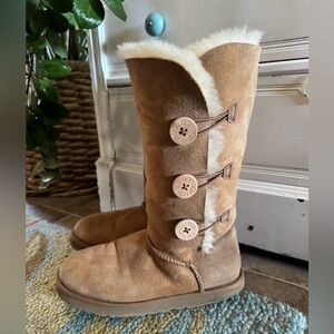 UGG Bailey Button Triplet boots size 9